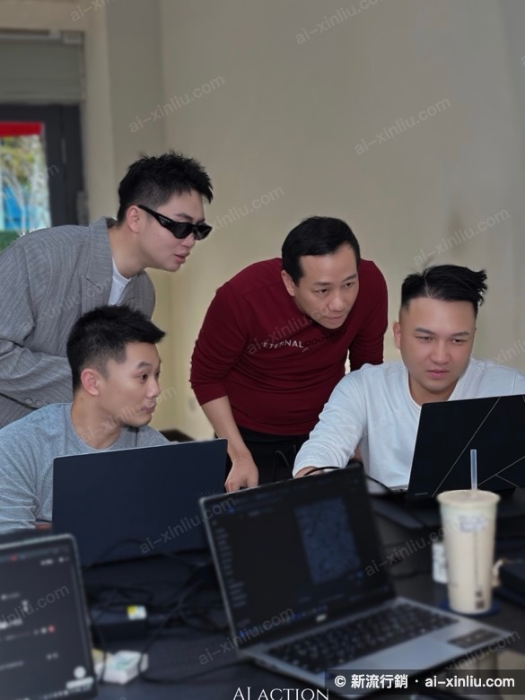 張森在課堂上手把手帶學員操作 AI，學員各自用筆電開發自己公司的智能體